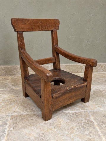 18e / 19e-eeuwse houten kinderkakstoel – doorleefde patina