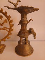 Een olielamp, een Shiva-beeldje, een bel uit Nepal - India