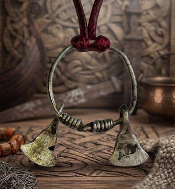 Viking periode Zilver Amuletring met strijdbijlen. In