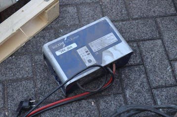 Veiling: Acculader Tricom Futur Smart 24V, Auto-onderdelen, Accu's en Toebehoren, Ophalen, Nieuw