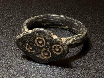Oud-Romeins Brons Aantrekkelijke en zeldzame ring met een