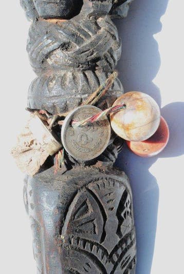Grand Phurba gravé de manière inhabituelle avec une figure