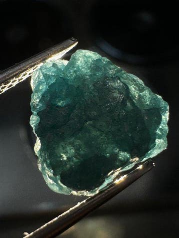 Diamant brut naturel de couleur bleu électrique vif, rare,