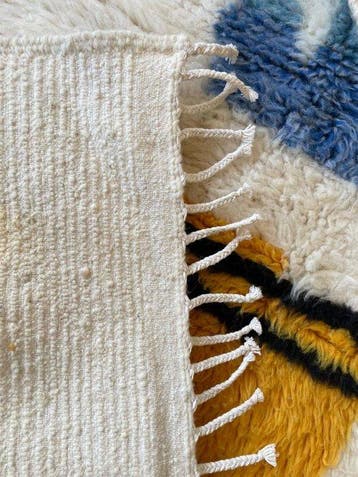 Tapis berbère Mrirt tissé main – Motifs abstraits