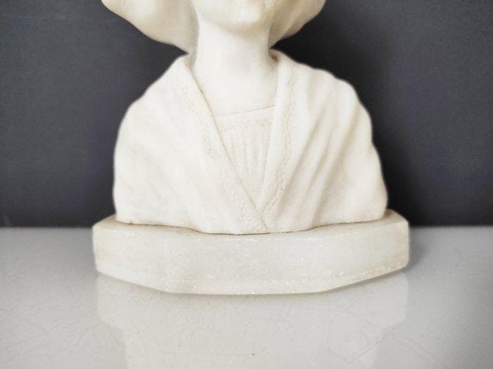 Buste, Jeune fille à la coiffe - 15 cm - Albast, Antiek en Kunst, Antiek | Keramiek en Aardewerk