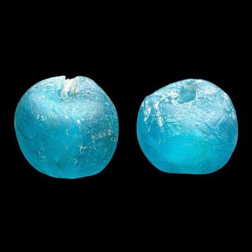 Oud-Romeins, Keizerrijk Glas 2 turquoise glaskralen -