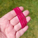 Rode robijn-korund. Natuurlijke parels van zeer mooie