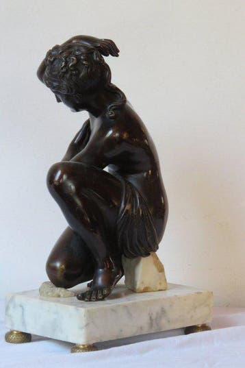 sculptuur, Bronzen hurkende Venus. - 30 cm - Brons