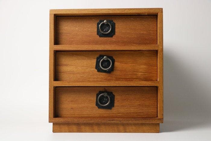 Japanse teak drie-laden kodansu met sakura-ringgrepen - Hout, Antiquités & Art, Antiquités | Autres Antiquités