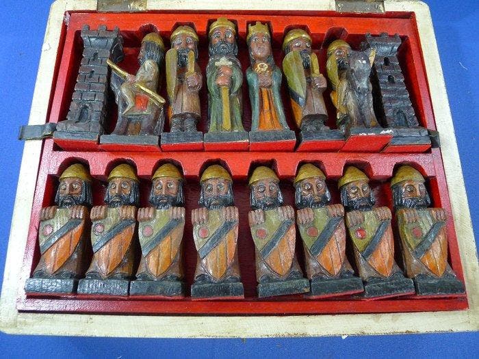 Jeu déchecs en bois polychrome Hispanique des années 1950, Antiek en Kunst, Curiosa en Brocante