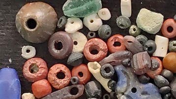 Oudegyptisch naar Latijn Glas meer dan honderd oude kralen