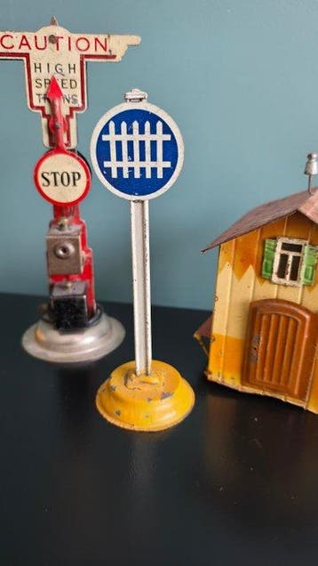 Unknown - Blikken speelgoed - Different Train Toy