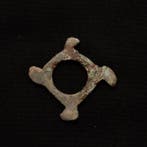 Viking periode Brons Amulet with Four Stylized Raven Heads -