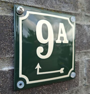 Huisnummer met pijl ingang om de hoek, Verzamelen, Verzenden, Nieuw