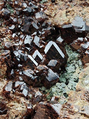 ALPINO, Splendide andradite, gros grenat brun, Italie