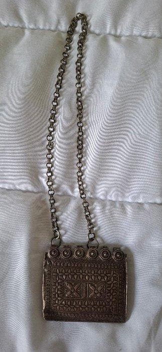 Traditionele vierkante amulethanger - geperst metalen decor