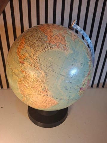 Staatskundige Räth globe terrestre / globe des années 70 -