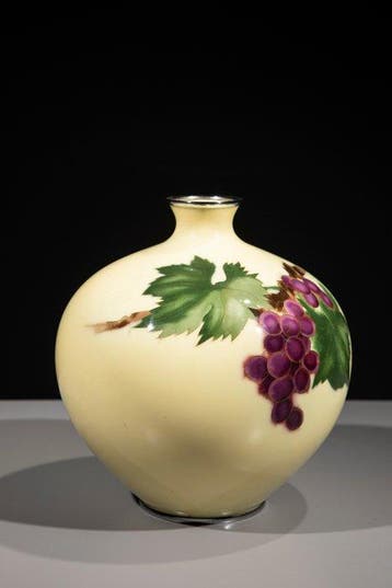 Vase - Cloisonné - Un vase cloisonné fin avec des vignes et