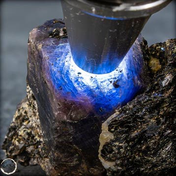 Natuurlijke koningsblauwe saffier op matrix 680,60 ct uit