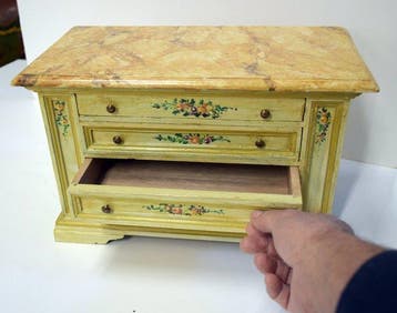 Cercueil - Miniature de commode (maquette), pièce unique