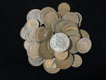 Japan, Verzameling van 50 vintage Japanse munten uit de