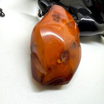 Oude natuurlijke hele steen Baltisch amber hanger en