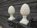 Decoratief ornament (2) - Keramische dennenappelversiering