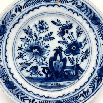Schotel 18e eeuw - Delfts blauw ( Faience ) met gestileerd, Antiek en Kunst