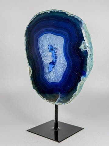Agate bleue rare - géode de cristal de roche sur socle -