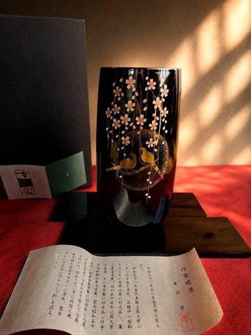 Japanse Jh-nuri Urushi-vaas met gouden vogels en hangende