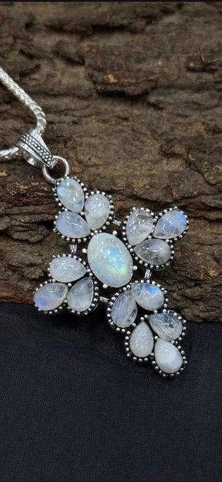 Exquis pendentif fleur en pierre de lune naturelle de