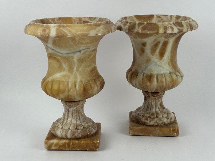 Balustervaas (2) - Albast - Een paar Louvre-vazen., Antiek en Kunst, Curiosa en Brocante