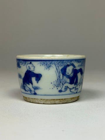 Petit lave-pinceaux bleu et blanc avec motif denfants qui