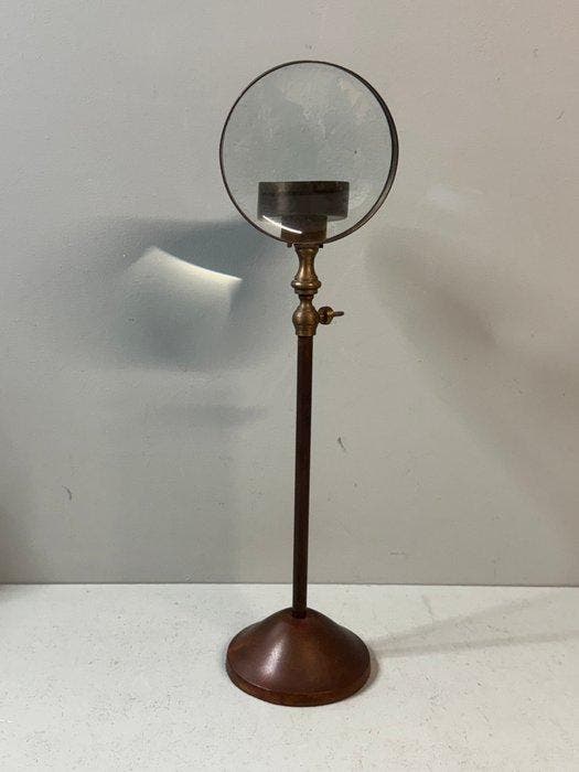 Vergrootglas - decoratieve koperkleurige kandelaar met, Antiek en Kunst, Curiosa en Brocante