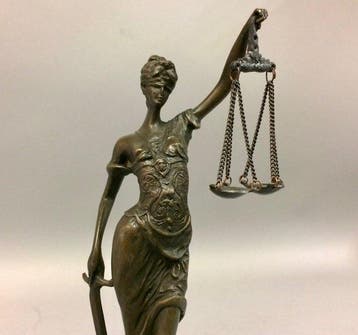 Beeldje - Bronzen beeld vrouwe justitia - exacte, Antiek en Kunst