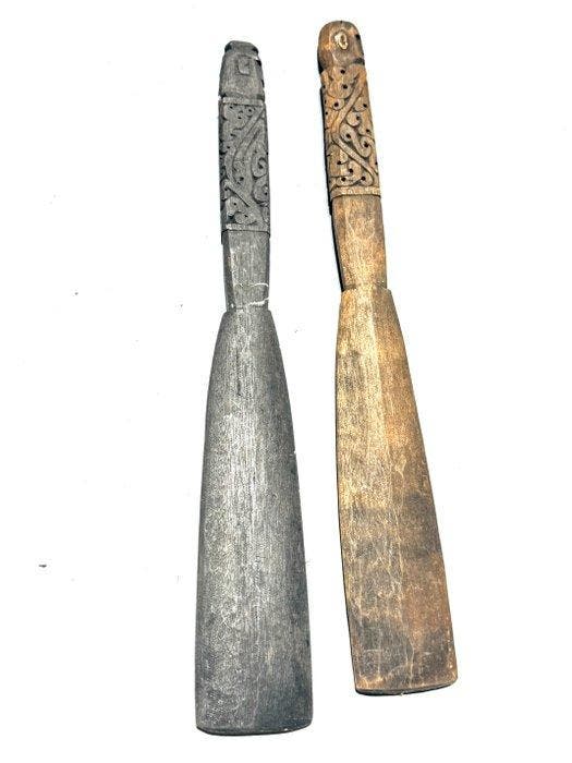 Set van twee tribale lepels met korwar-koppen - lepel -, Antiquités & Art, Art | Art non-occidental