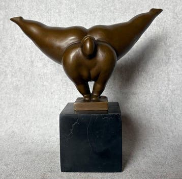 Statue, Bijzonder sculptuur van een dame - 22.5 cm - Bronze,