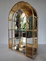 Petite vitrine murale artisanale en verre et laiton – Style