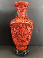 Vase balustre en laque cinnabre, décor végétal et doiseaux