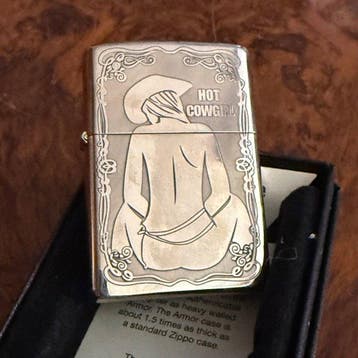 Zippo - Zippo Armor “Hot Cowgirl” - Aansteker - Staal, Collections