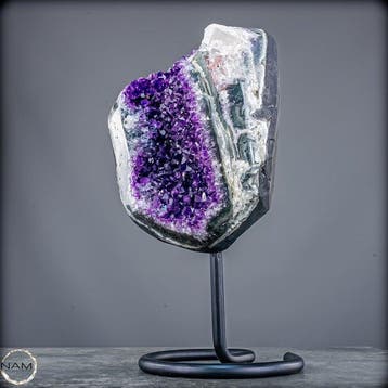 Amethistdruse op standaard met groot calcietkristal – Een