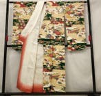 Kimono crème avec paysage pittoresque et motifs floraux -