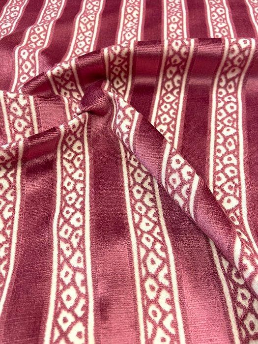 Prachtig jacquardfluweel in verzadigd oudroze op een lichte, Antiek en Kunst, Antiek | Tapijten, Tafelkleden en Textiel