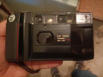 Yashica T2 --> Carl Zeiss Tessar T* 35mm f/3.5 -> Analoge