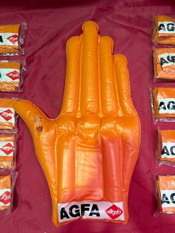 Afga 10x Originele AGFA Opblaasbare Supportershanden – NOS, Nieuw
