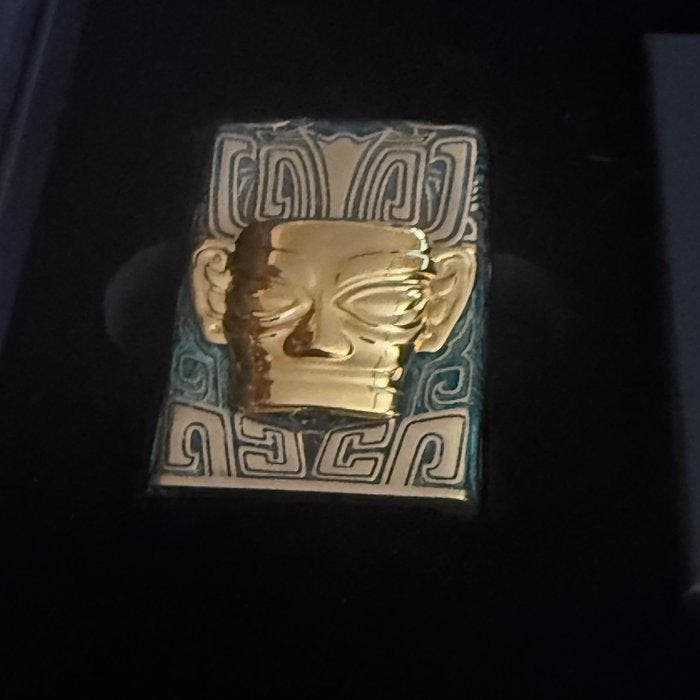 Zippo - Sanxingdui Máscara Dorada Golden Mask - Edición, Verzamelen, Rookartikelen, Aanstekers en Luciferdoosjes