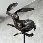 Sculpture, Speckled bronze Rabbit on stand - 44 cm - Bronze
