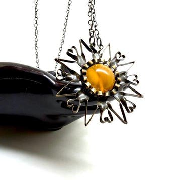 Oude ketting met natuurlijke Baltische barnsteenhanger van