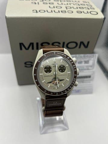 Omega x Swatch - MoonSwatch - Mission to Saturn - Sans prix, Handtassen en Accessoires, Horloges | Heren, Nieuw