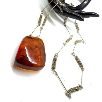 Collier art déco avec un grand pendentif en ambre. - Ambre -